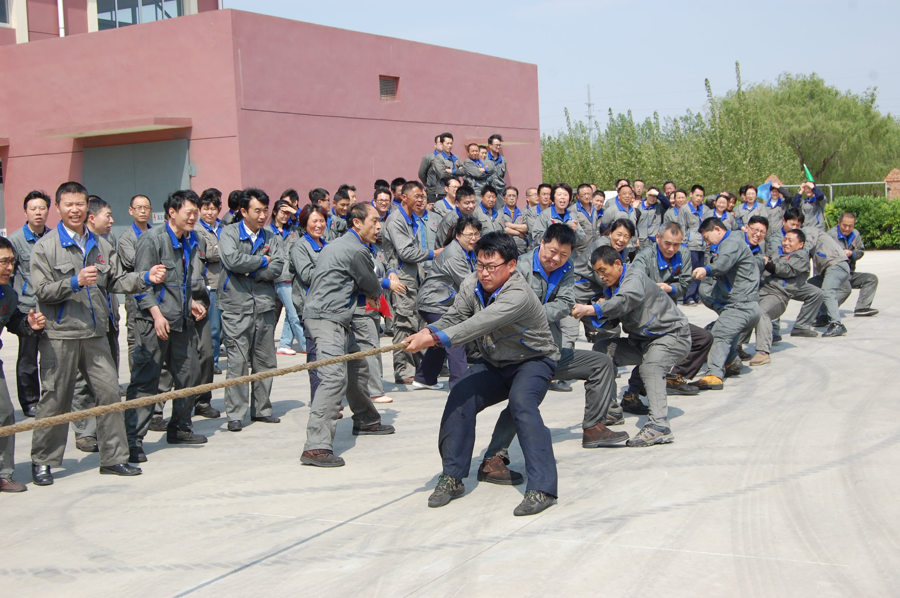 力久電機(jī)拔河比賽現(xiàn)場